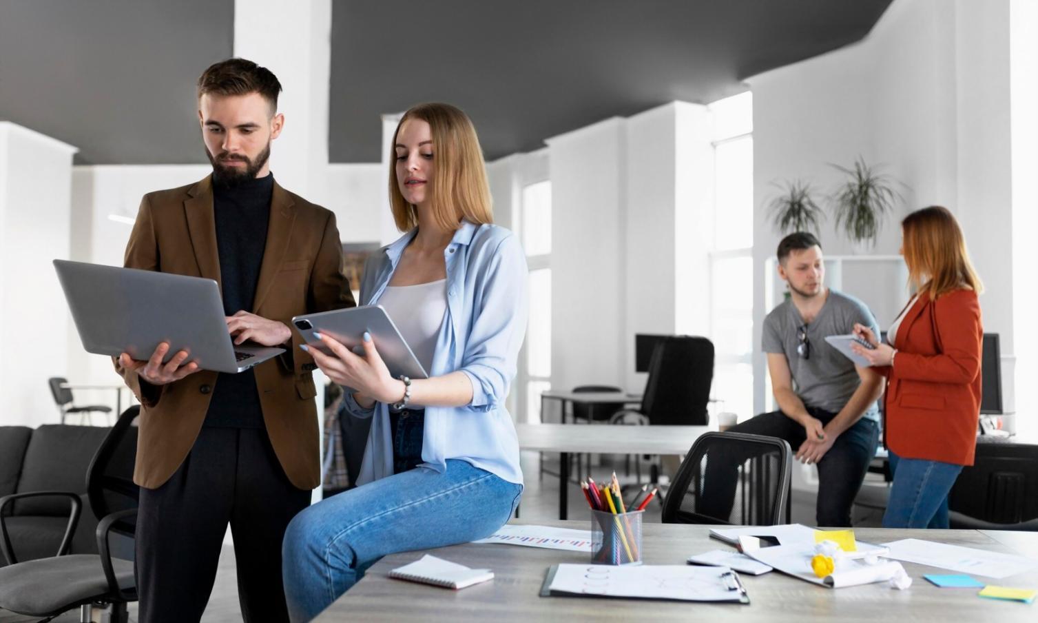 Рабочее пространство аналитика с графиками и данными